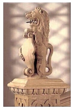 Solid Oak Hand-Carved Lion Heraldic Beast - H. 31 cm Base: W.7.5 x D.11.5 cm